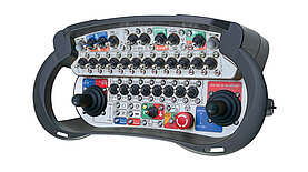 Foto des T7 EX Joystickgeräts, das sein ergonomisches Design und die Sicherheitsmerkmale für den Einsatz in explosionsgefährdeten Bereichen hervorhebt.
