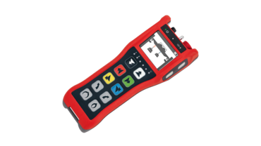 Tastengerät TGE-210 mit 14 individuell beschriftbaren Tasten, optionalem 2.8“ Farbgrafikdisplay, RGB-LEDs, Kippschalter und Drehschalter.